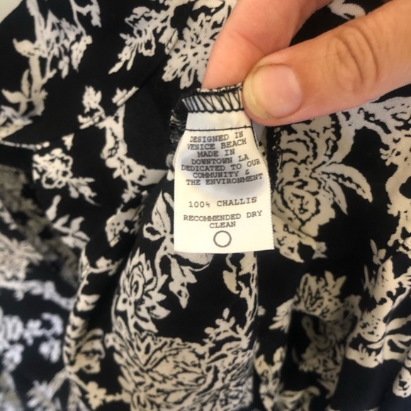 Flynn Skye Leah Keyhole Choker Neck Long Sleeve Blouse Black Floral size Small - Picture 11 of 13